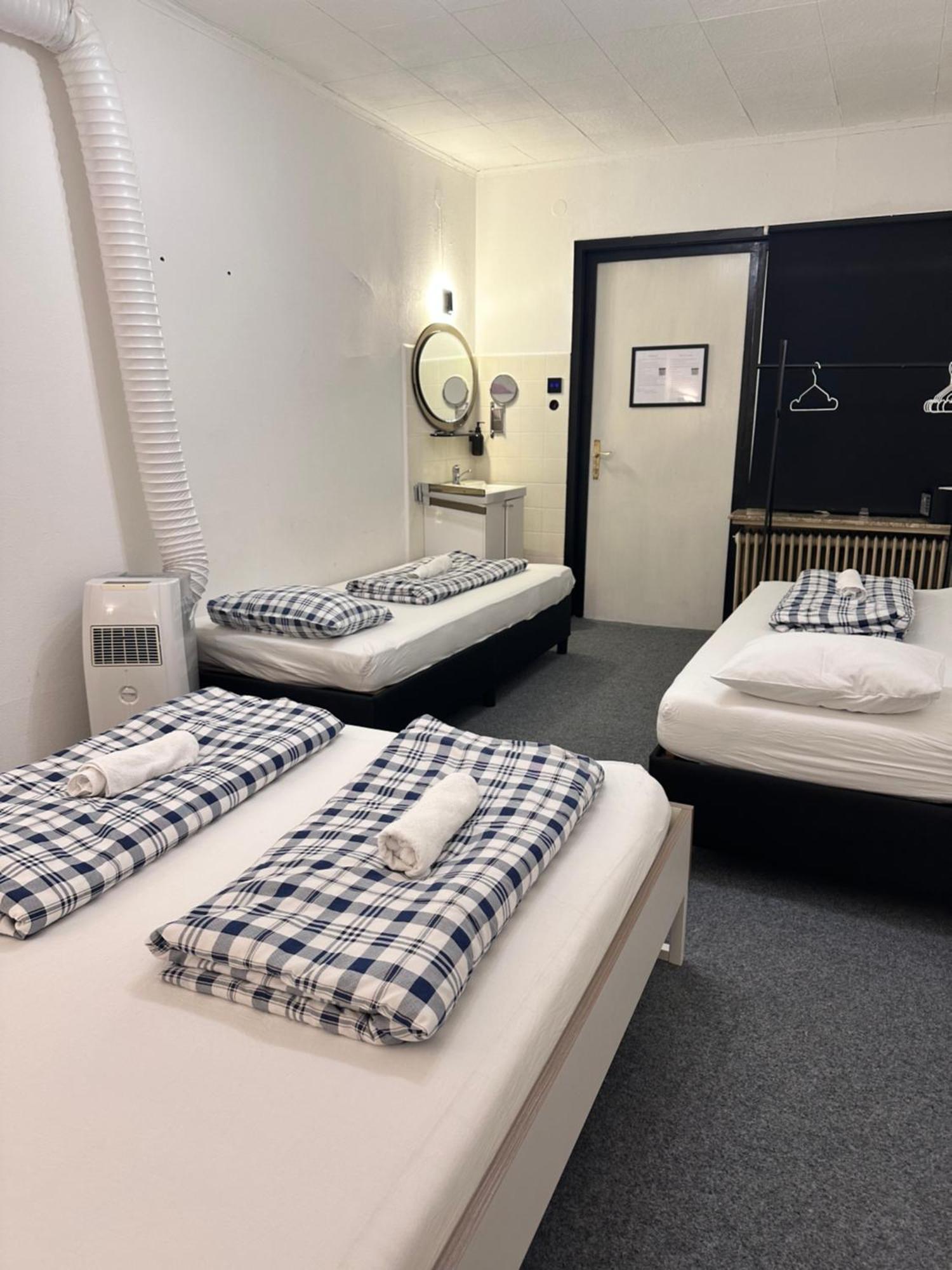 Hostel Lovely Rooms, City Center, Shared Bathroom, Windows To Corridor Villach Exterior photo